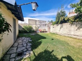 3-room house for sale Olivos, needs renovation, own lot.