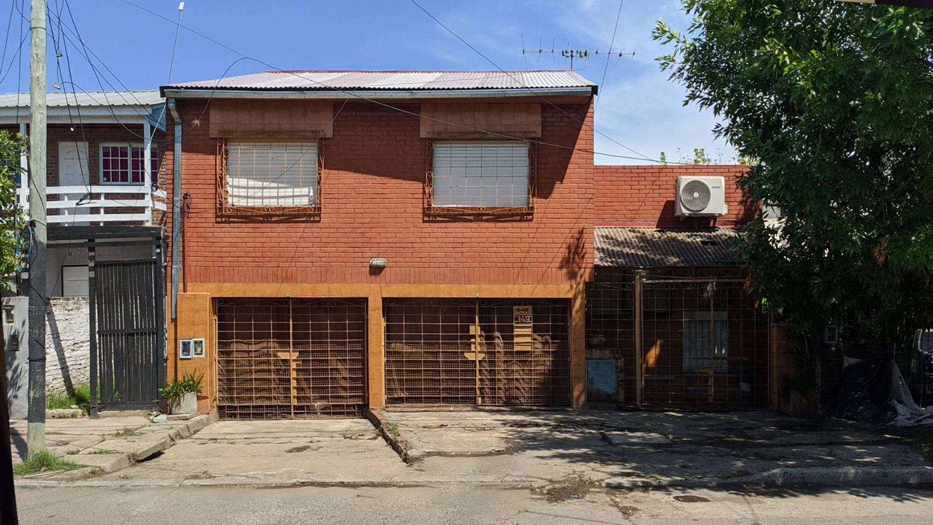 Casa 4 dorm. / Local / Jardín / Pileta / Galpón