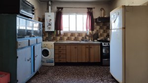 House 4 bedrooms / Commercial space / Garden / Pool / Shed