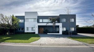 Venta Casa 6 Ambientes En Barrio San Fransisco