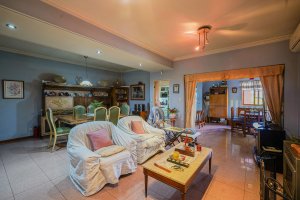 5-room house for sale in Boulogne with pool and parking.