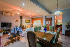 5-room house for sale in Boulogne with pool and parking.