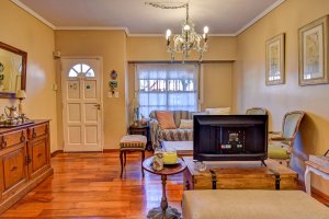Olivos Duplex House for Sale – 5 Rooms, Pool, Garden