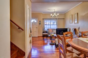 Olivos Duplex House for Sale – 5 Rooms, Pool, Garden