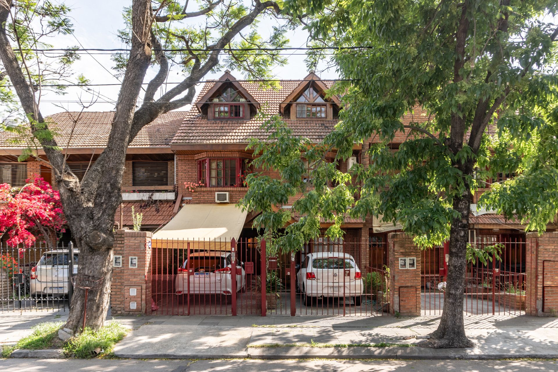 Triplex house for sale. 5 rooms. Garage. Playroom. Olivos