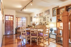 Venta casa triplex. 5 Amb. Coch. Playroom. Olivos