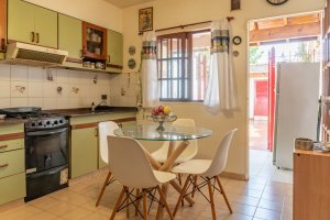 Venta casa triplex. 5 Amb. Coch. Playroom. Olivos