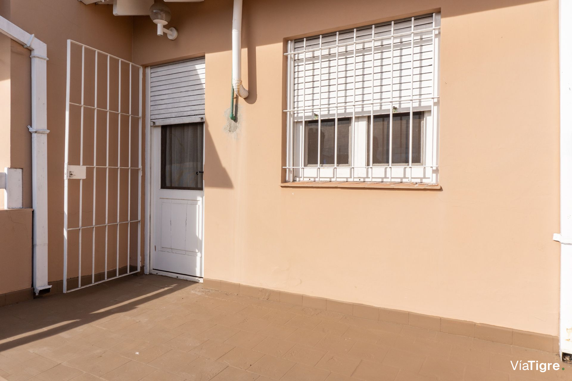 VENTA Casa 4 AMBIENTES con Jardin y cochera OLIVOS