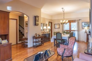 VENTA Casa 4 AMBIENTES con Jardin y cochera