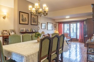 VENTA Casa 4 AMBIENTES con Jardin y cochera