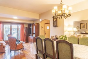 VENTA Casa 4 AMBIENTES con Jardin y cochera