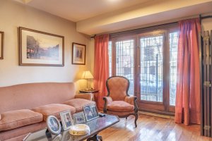 VENTA Casa 4 AMBIENTES con Jardin y cochera