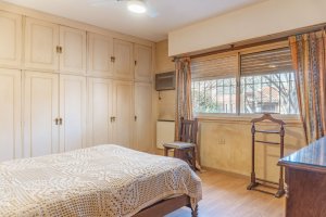 VENTA Casa 4 AMBIENTES con Jardin y cochera
