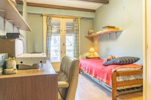 VENTA Casa 4 AMBIENTES con Jardin y cochera