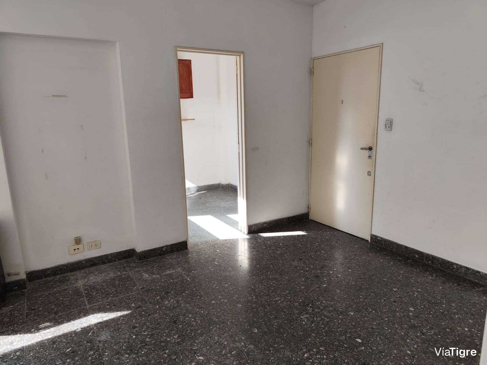 Venta Dos Amb. Olivos Con Cochera, Luminoso