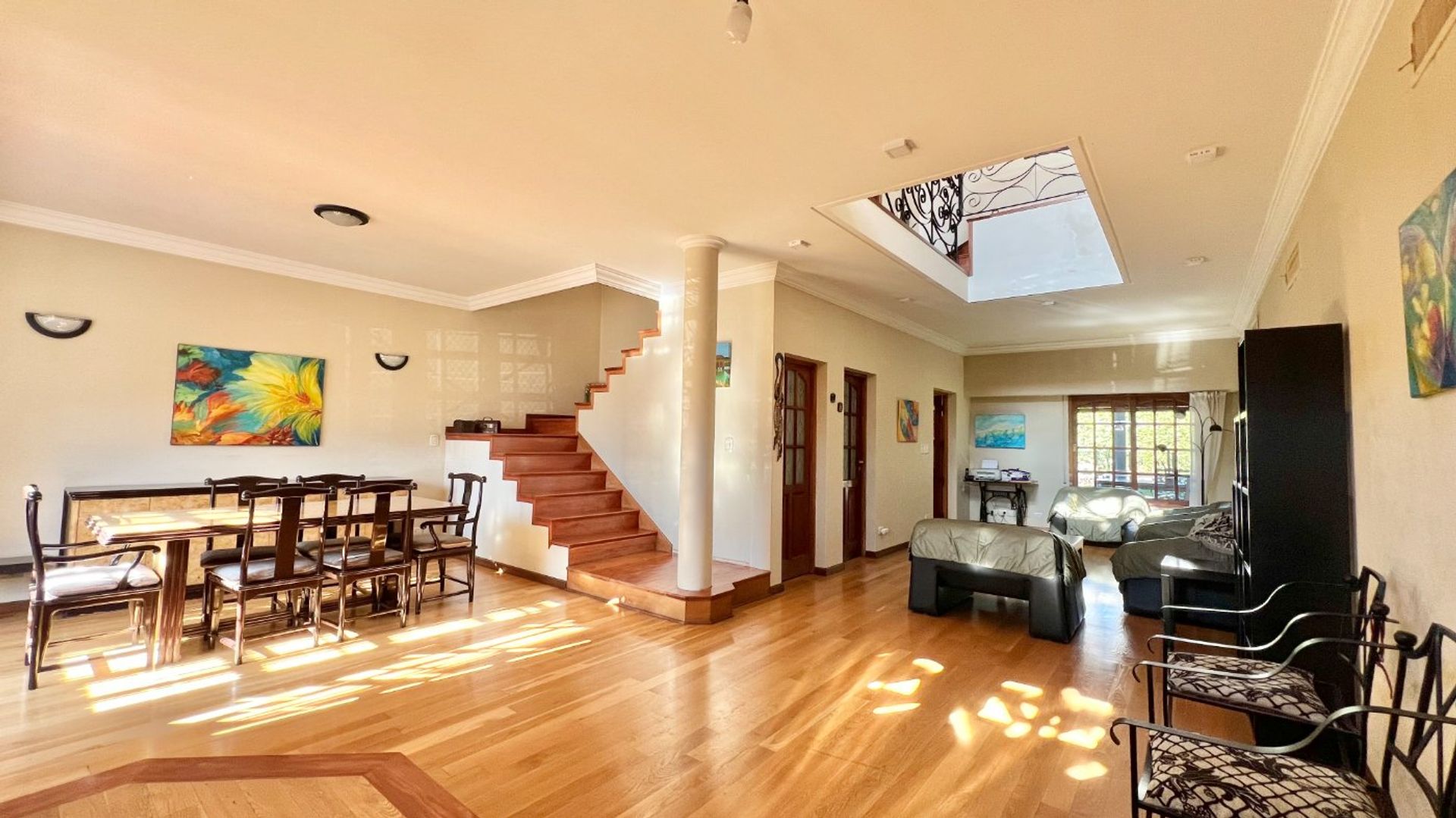 House for Sale – 5 Rooms, Garden, Garage, Casco de Pacheco