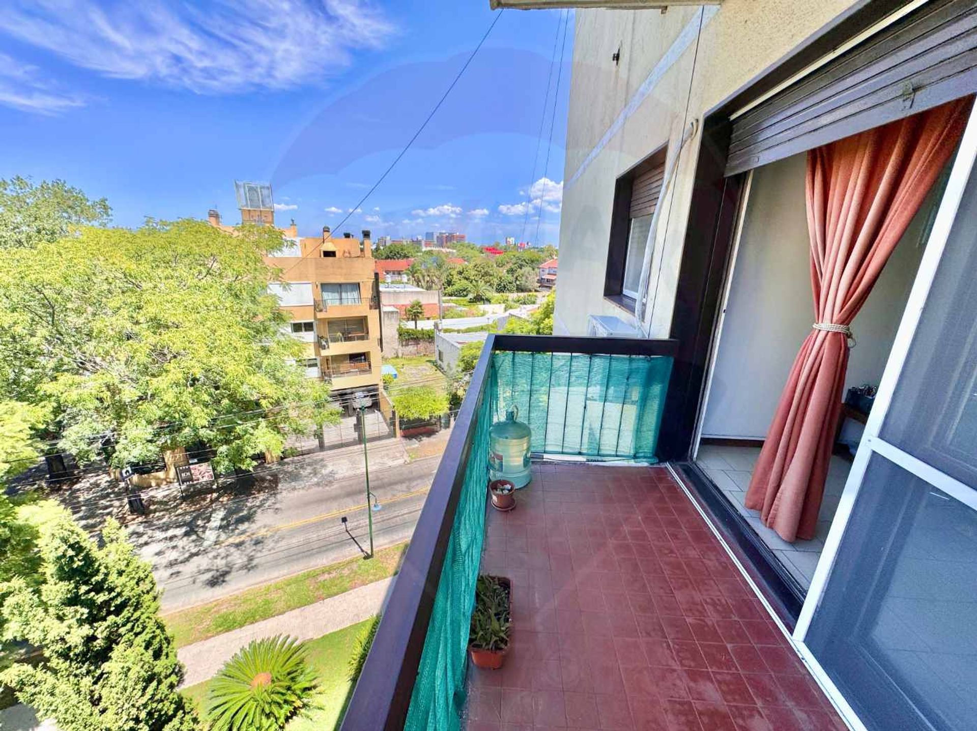 Sale: 4-room apartment in Martinez with garage