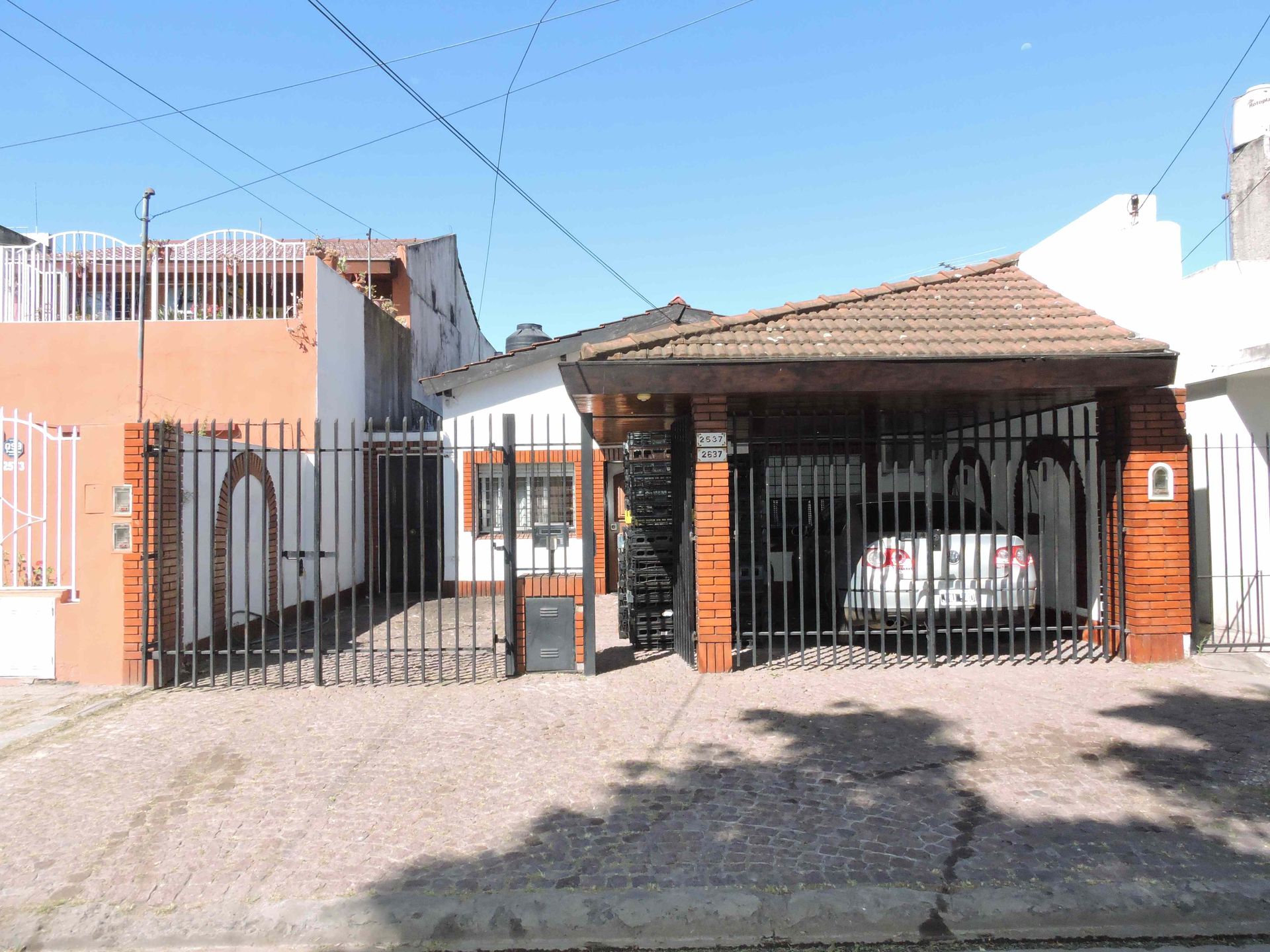 4-Room House for Sale with Pool and Garage