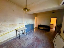 4-room apartment with patio, to be refurbished, Seller Lopez