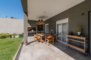 4-room house for sale in Olivos with pool, parking, garage