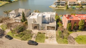 Venta Casa Estilo Moderna Al Lago El Golf Nordelta
