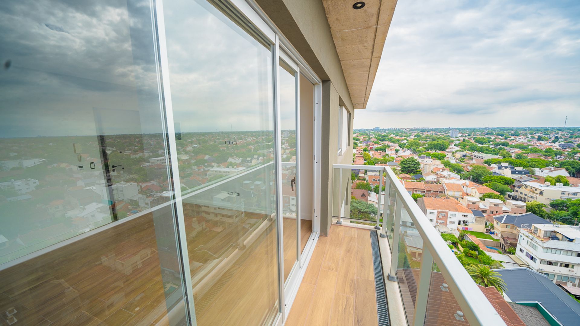 Venta departamento piso alto La Lucila