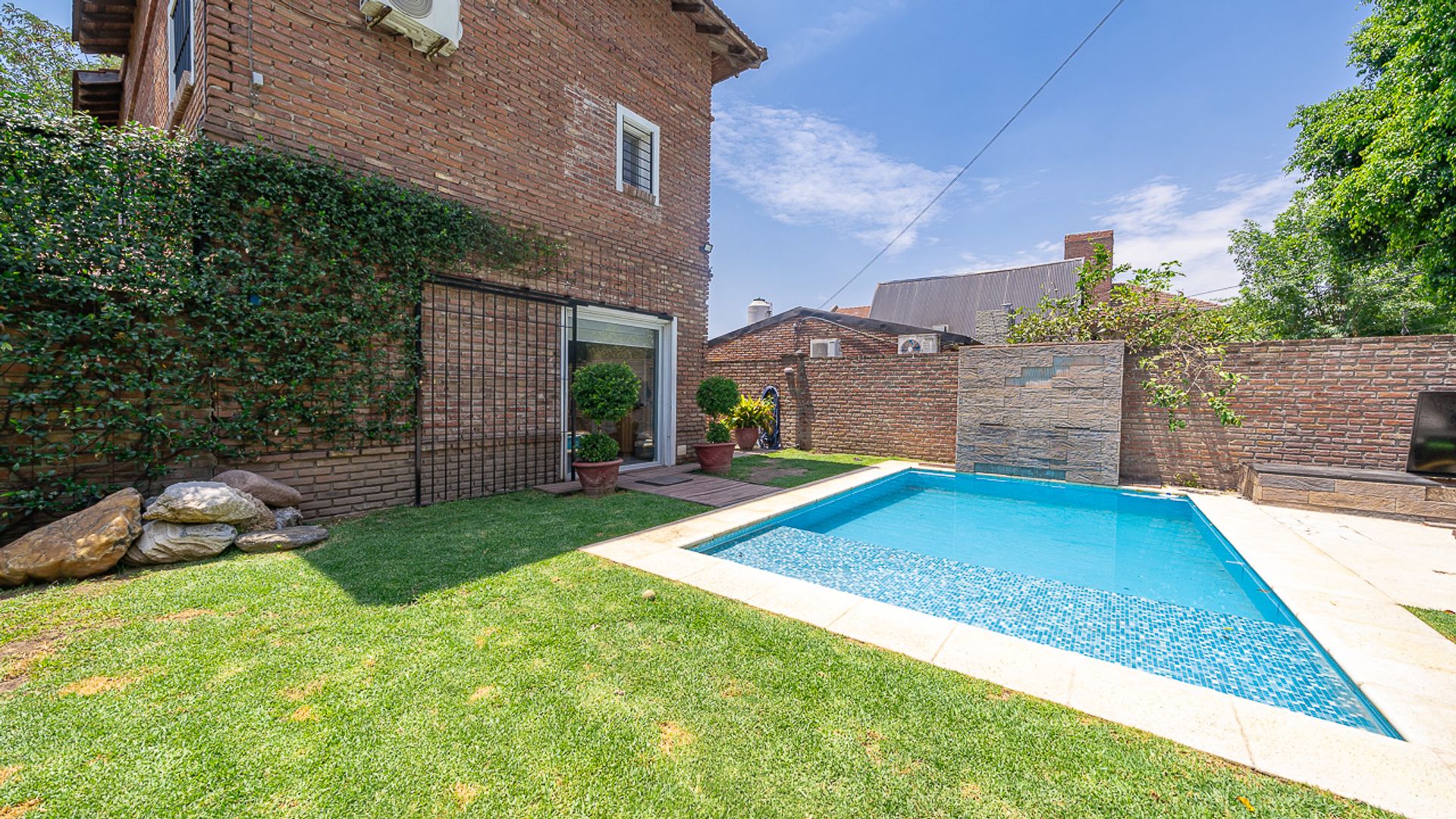 5-Room House for Sale in Don Torcuato, Pool and Garden