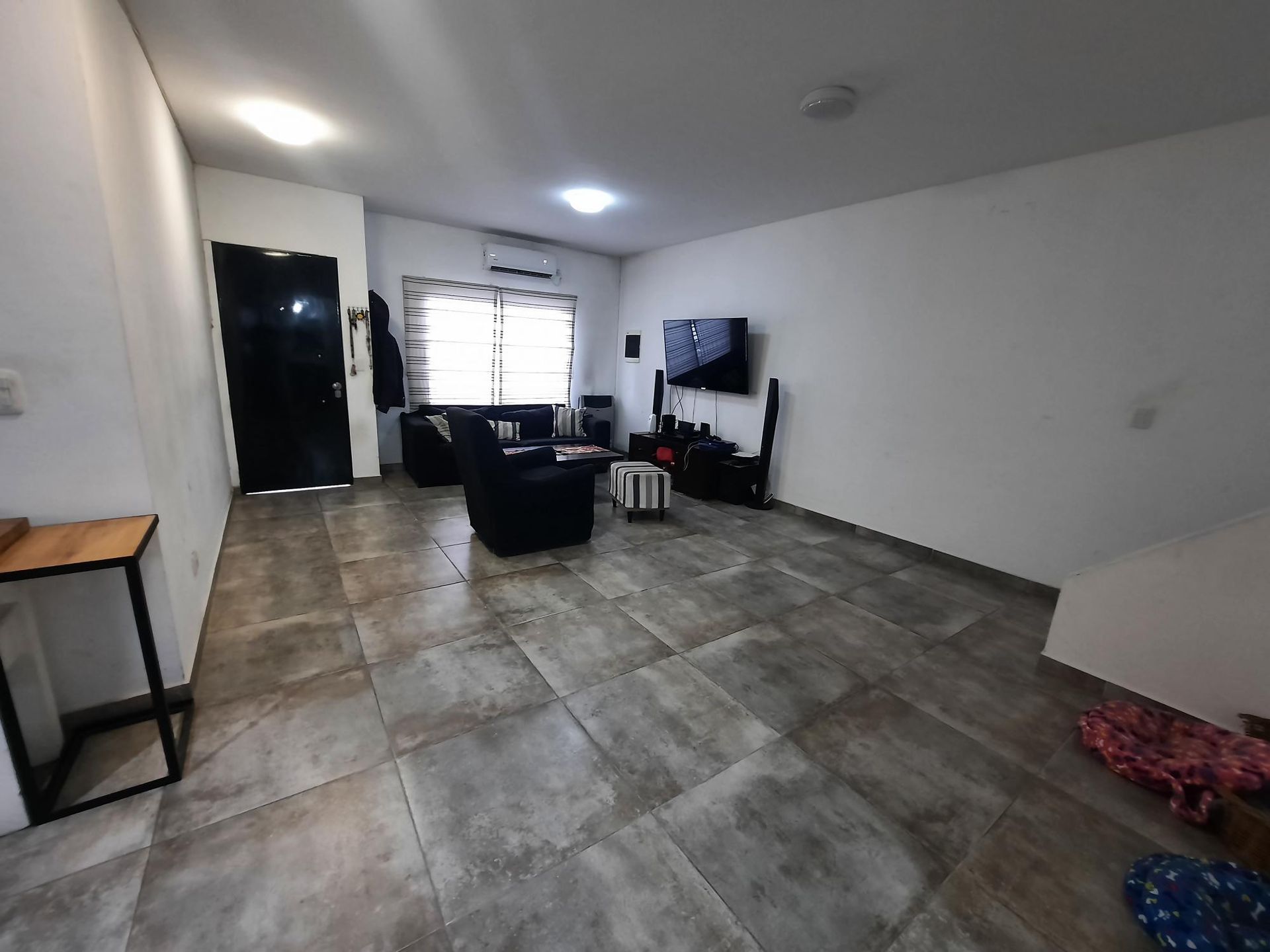 Sale of 4-room apartment with garage, Munro, no HOA fees.