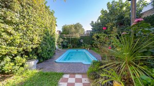 5-Room House for Sale in Beccar, Pool, Credit Available