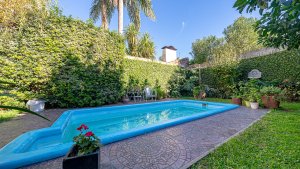 5-Room House for Sale in Beccar, Pool, Credit Available