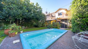 5-Room House for Sale in Beccar, Pool, Credit Available