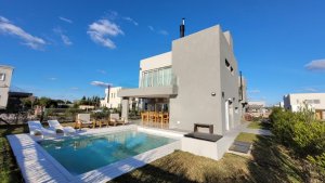 Casa Venta Nordelta Barrio Carpinchos Con Pileta