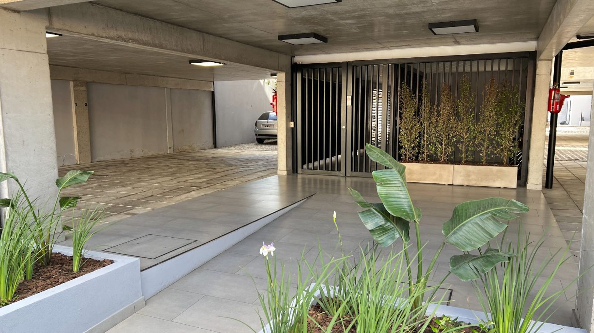 Sale of Two Rooms in Florida, New Garage