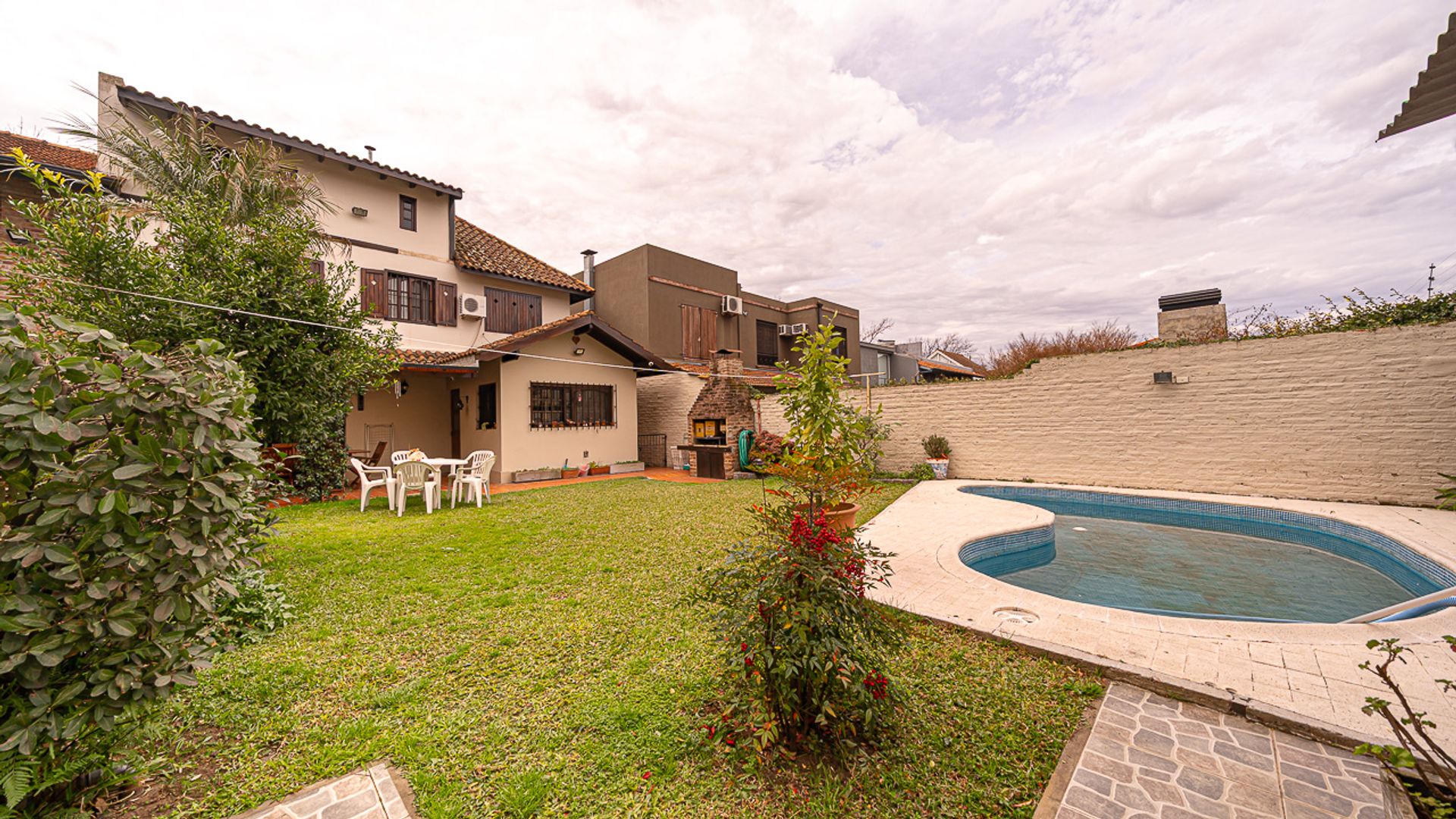 House for Sale – San Isidro, Garden, Pool, Apartment, Credit