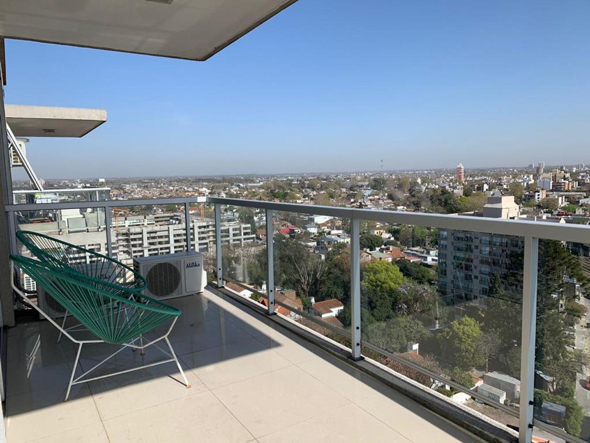 3-Room Apartment for Sale, Upper Floor by River, 2 Parking Spaces