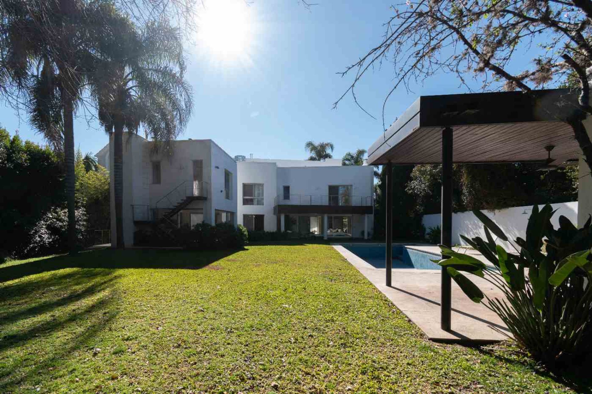 Vende casa Lomas de San Isidro 1928m 5 dorm pileta