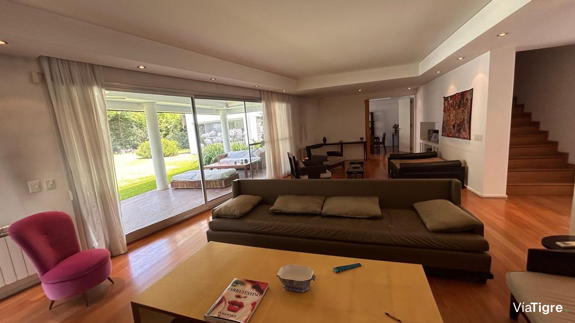 Vende casa Lomas de San Isidro 1928m 5 dorm pileta