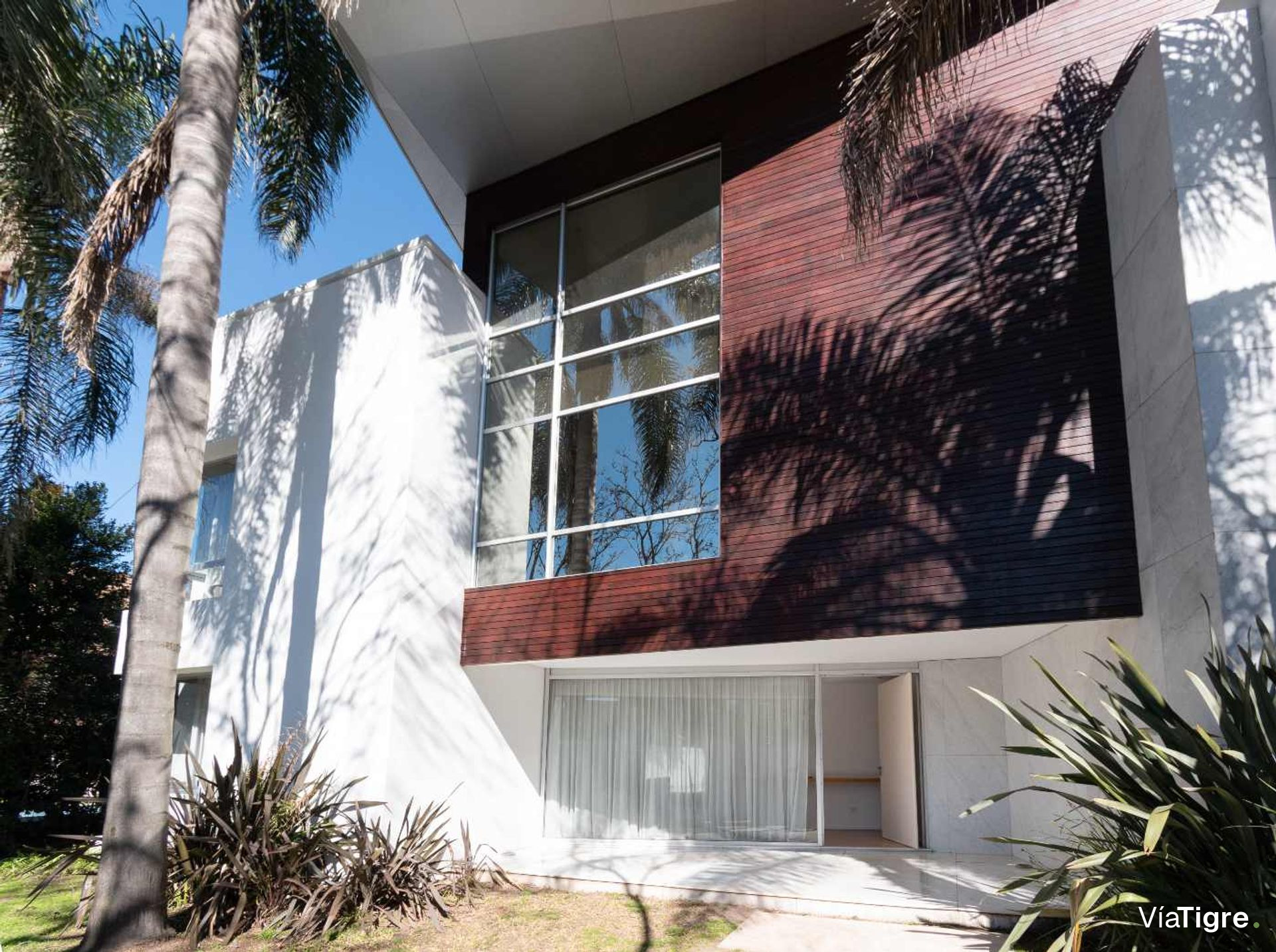 Vende casa Lomas de San Isidro 1928m 5 dorm pileta