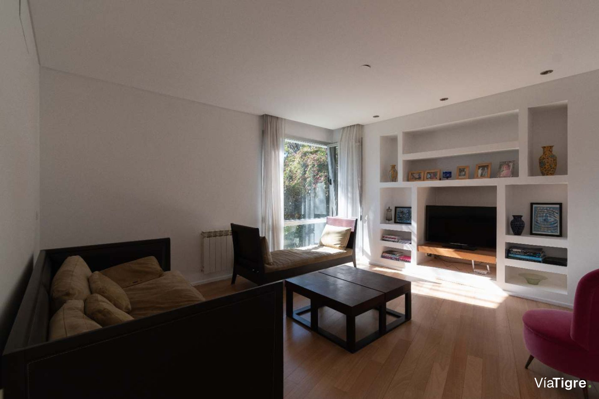 Vende casa Lomas de San Isidro 1928m 5 dorm pileta