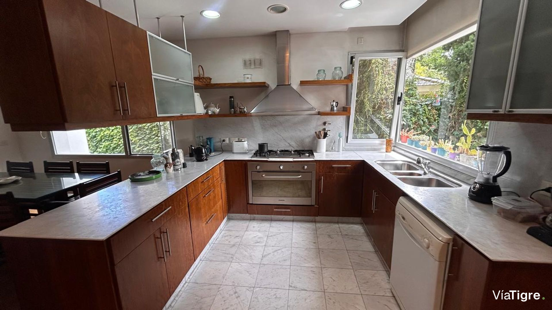 Vende casa Lomas de San Isidro 1928m 5 dorm pileta