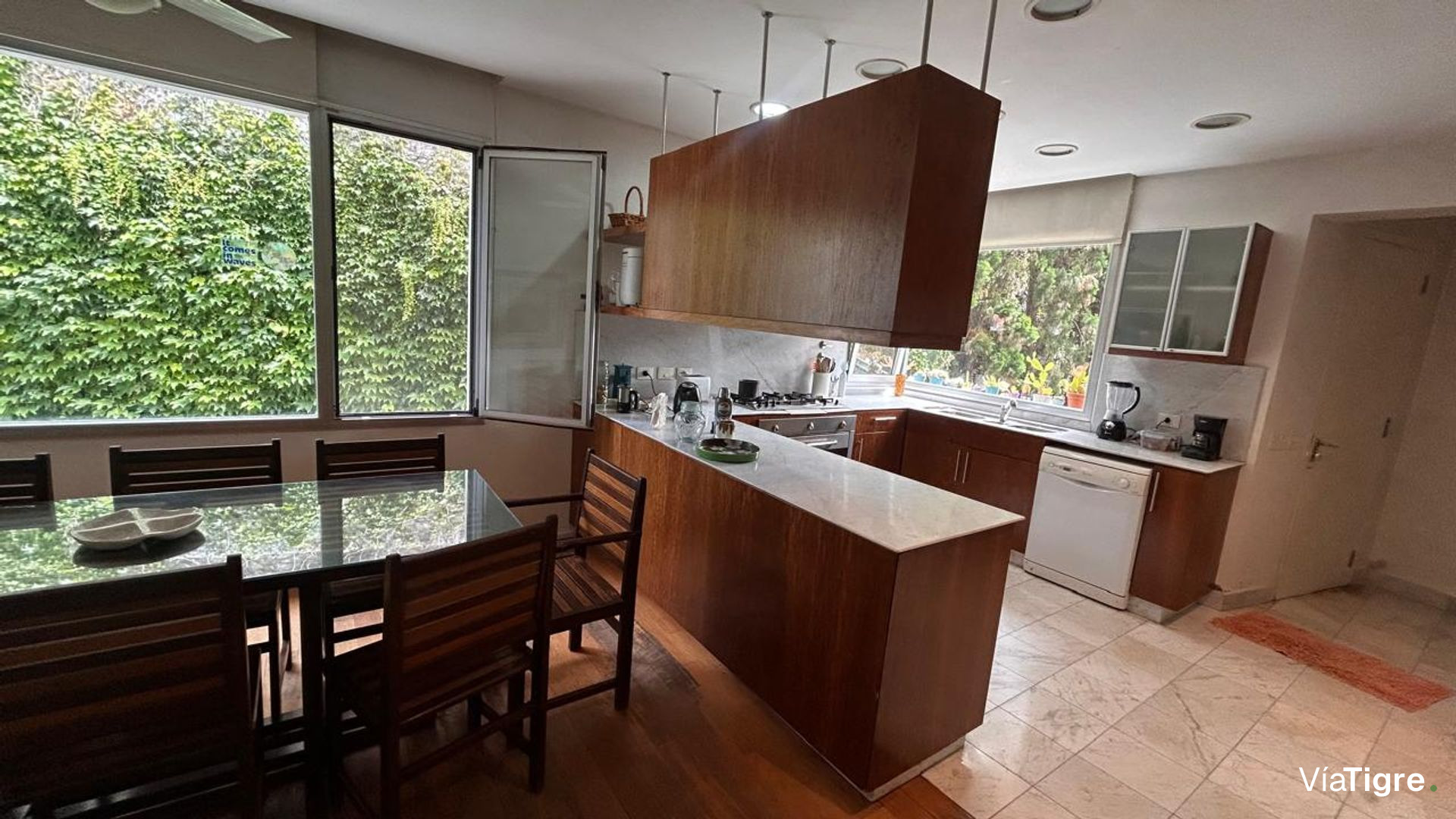 Vende casa Lomas de San Isidro 1928m 5 dorm pileta
