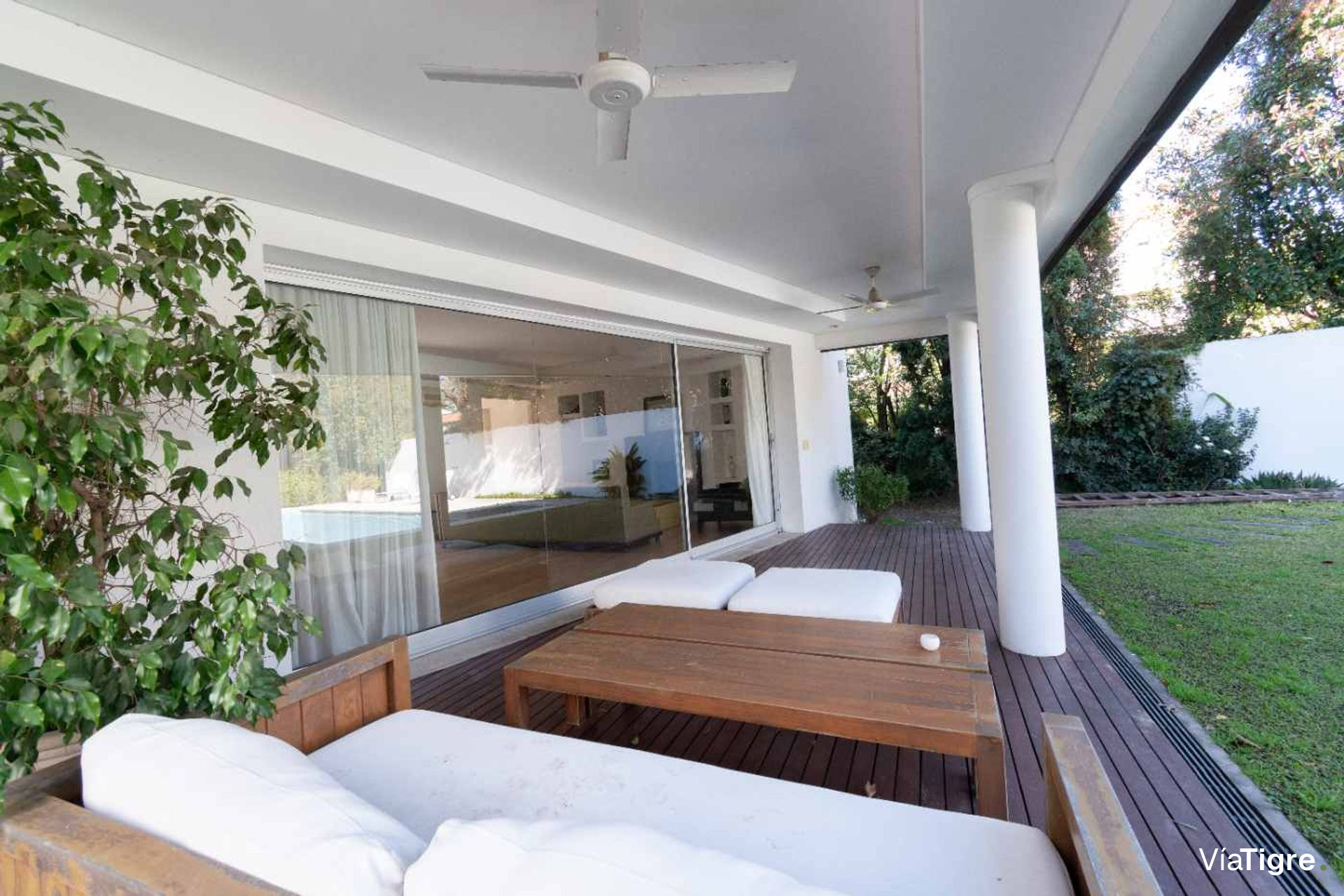 Vende casa Lomas de San Isidro 1928m 5 dorm pileta