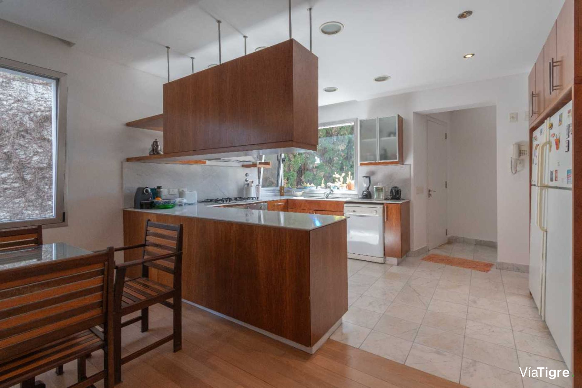Vende casa Lomas de San Isidro 1928m 5 dorm pileta