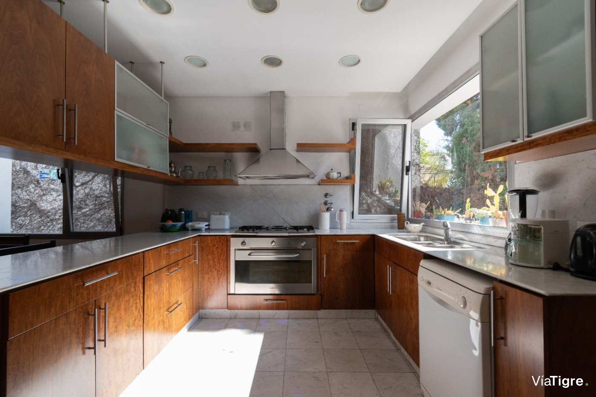 Vende casa Lomas de San Isidro 1928m 5 dorm pileta