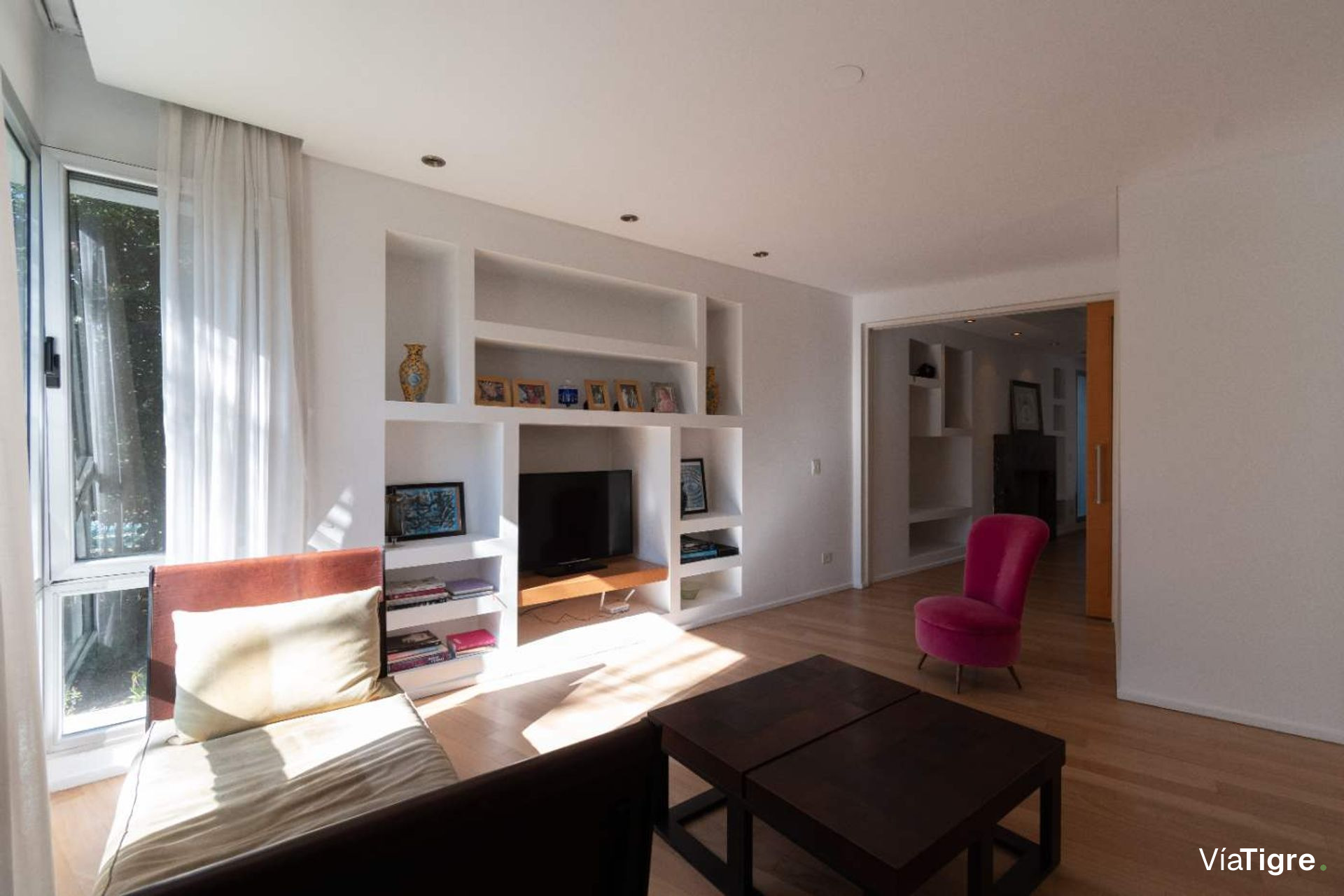 Vende casa Lomas de San Isidro 1928m 5 dorm pileta