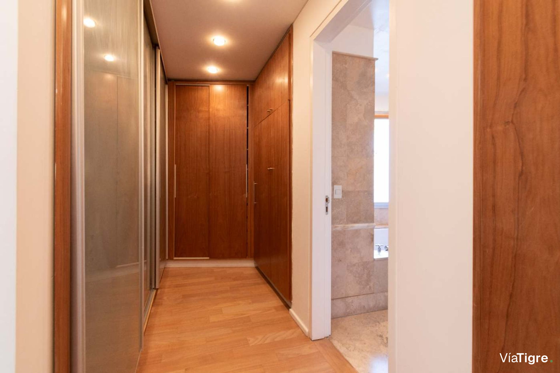 Vende casa Lomas de San Isidro 1928m 5 dorm pileta