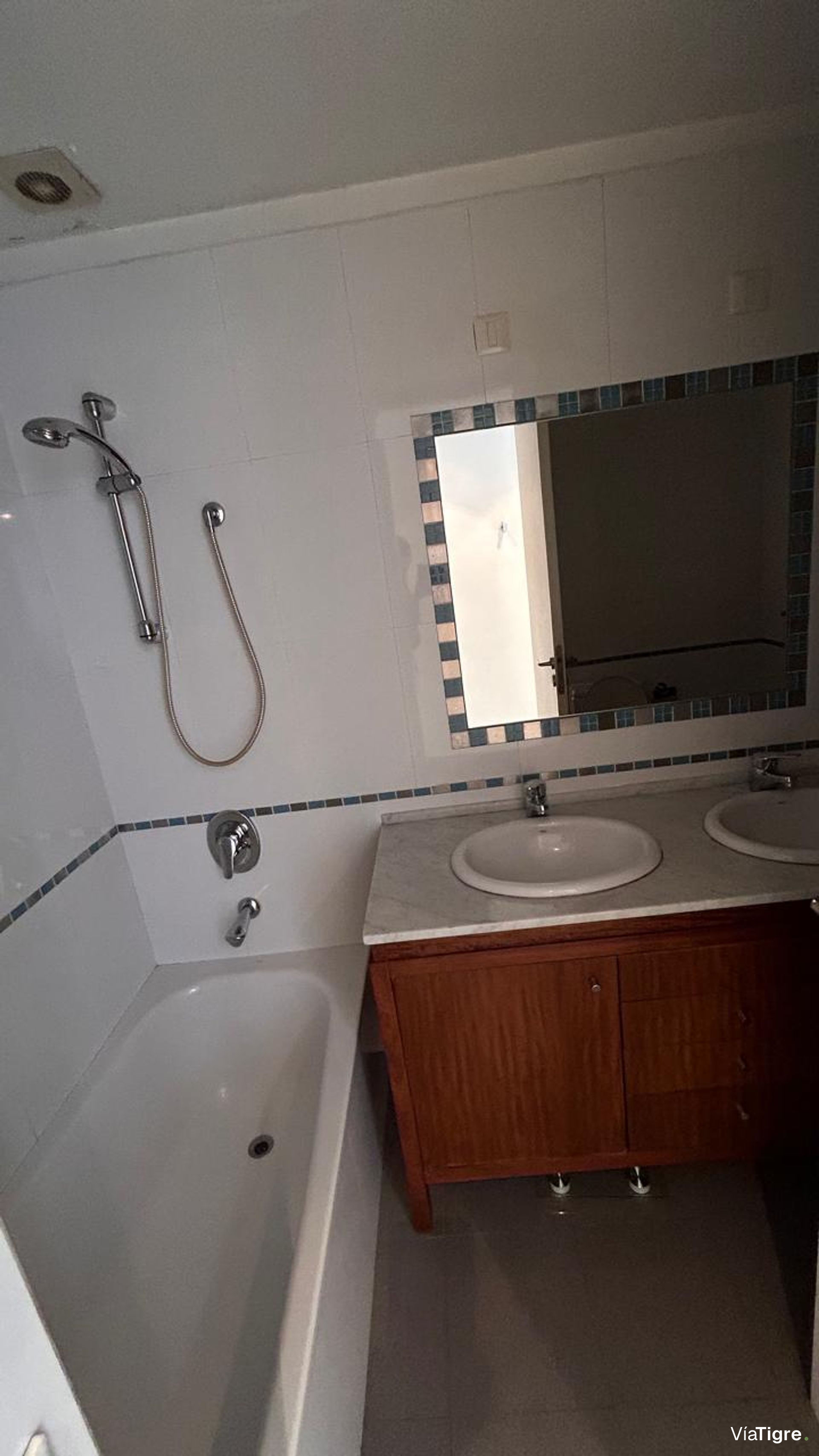 Vende casa Lomas de San Isidro 1928m 5 dorm pileta