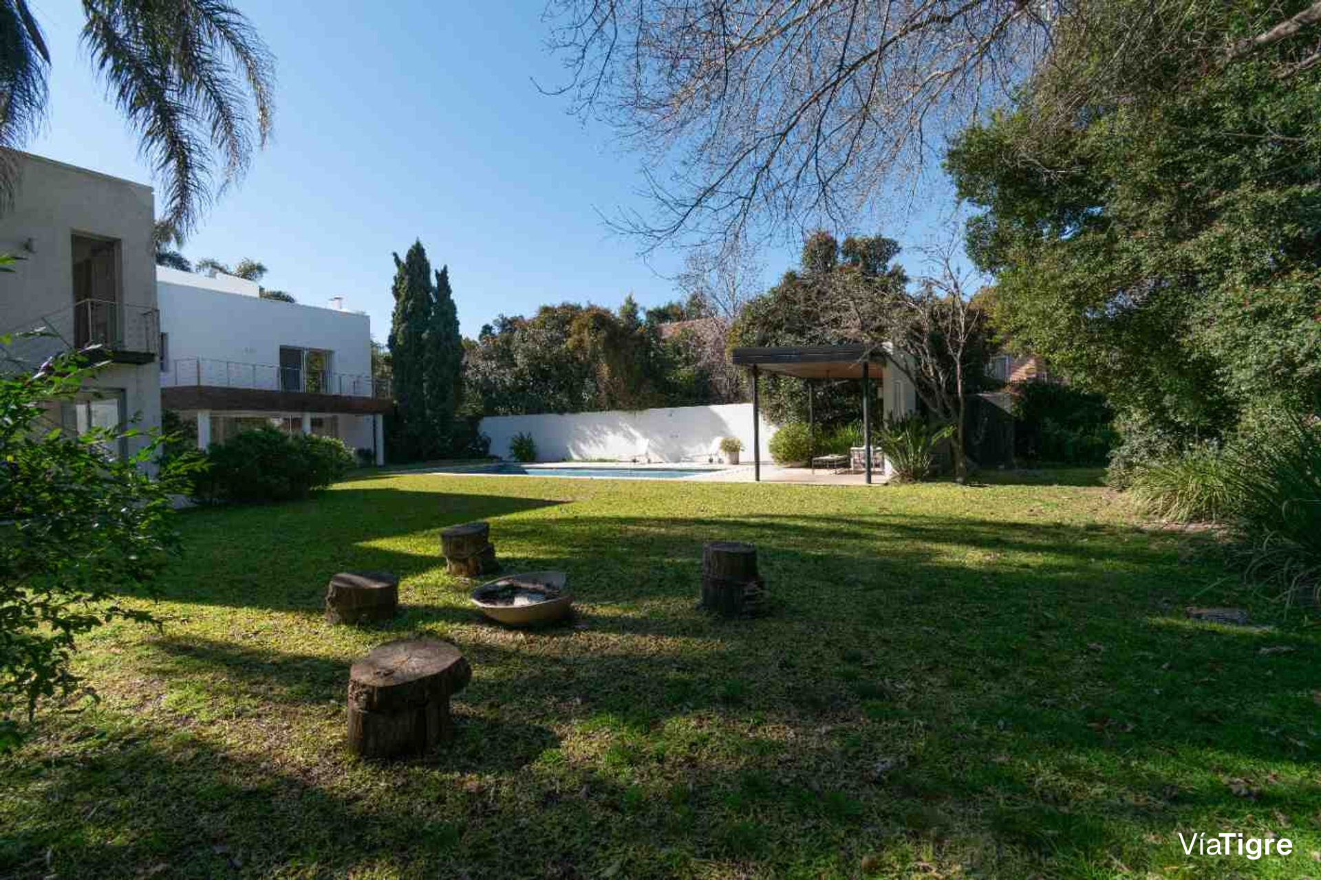 Vende casa Lomas de San Isidro 1928m 5 dorm pileta