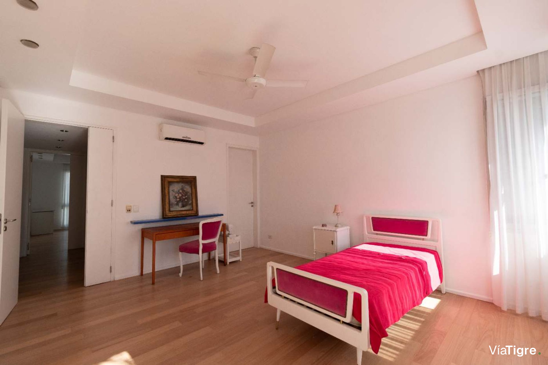Vende casa Lomas de San Isidro 1928m 5 dorm pileta