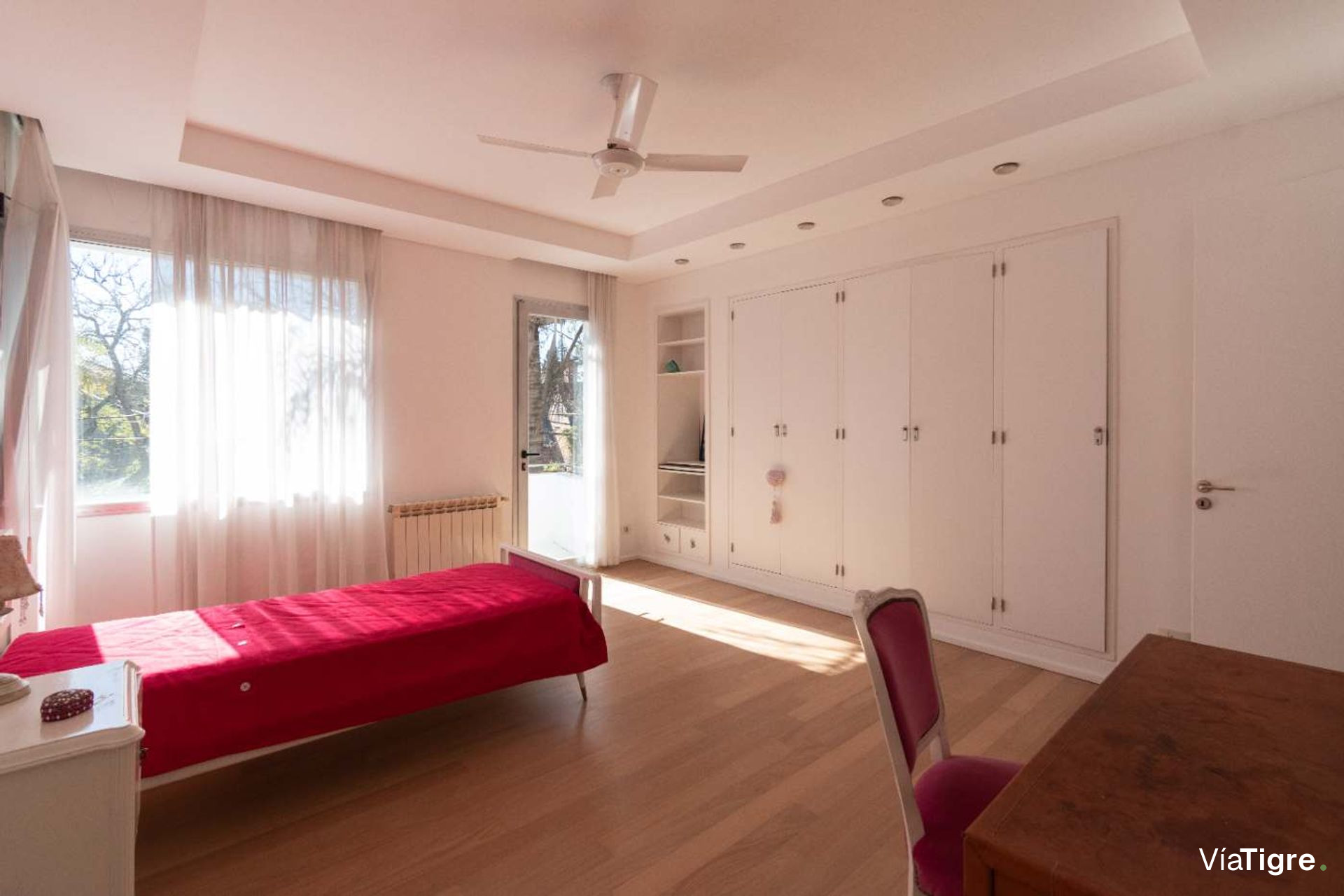 Vende casa Lomas de San Isidro 1928m 5 dorm pileta